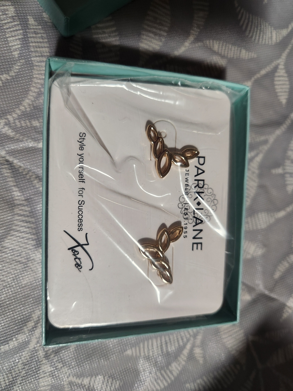 Parklane Gold Leaf Stud Earrings - Gold crepe